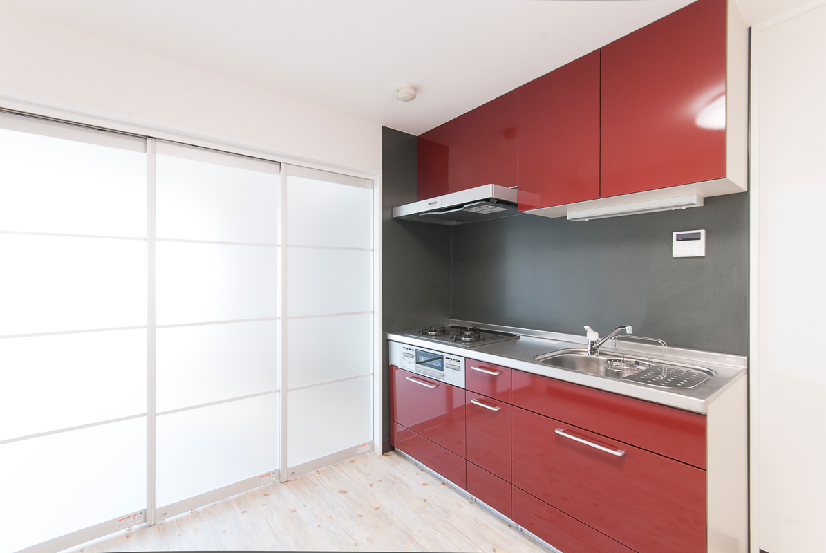 モダンな空間にキッチンの赤でアクセントを キッチンリフォーム事例紹介 朝日住宅リフォーム
